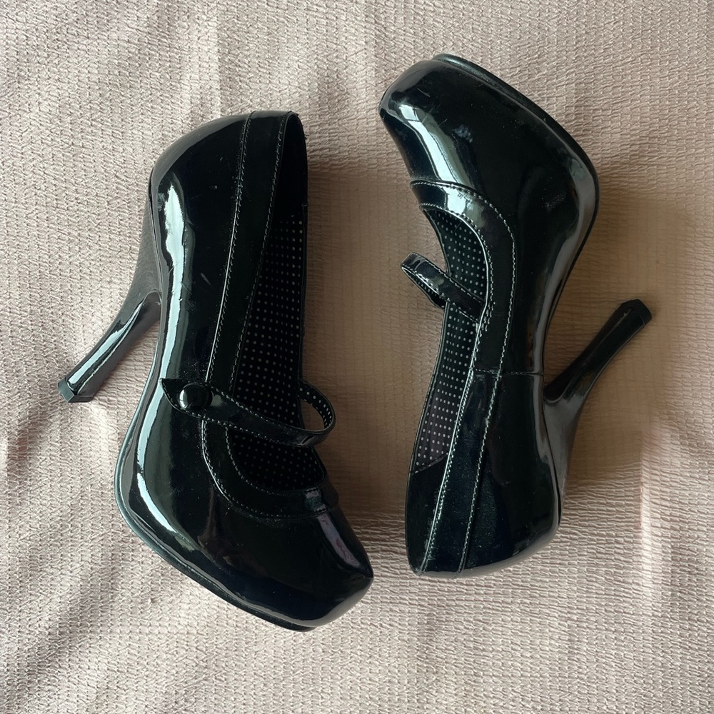Black Patent Heels Size 6
